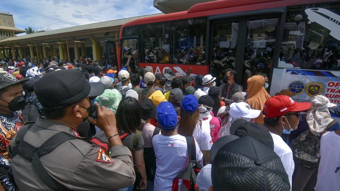 Penampakan Penonton MotoGP Mandalika Berdesakan Naik Bus Gratis Sejumlah penonton berdesakan saat antre menaiki bus angkutan khusus menuju Mandalika untuk penonton MotoGP di Eks Bandara Selaparang , Mataram, NTB, Minggu (20/3/2022). Sebanyak 278 bus khusus gratis disiapkan bagi penonton MotoGP Mandalika yang memiliki tiket dengan lima rute layanan menuju Sirkuit Mandalika yakni, Eks Bandara Selaparang - Mandalika, Bizam - Mandalika, Gili Mas Lembar - Mandalika, Bangsal - Mandalika dan Kayangan - Mandalika.ANTARA FOTO/Ahmad Subaidi/YU