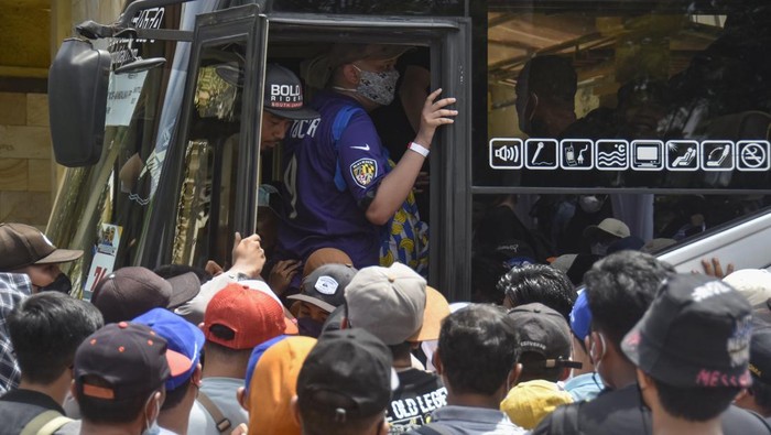 Penampakan Penonton MotoGP Mandalika Berdesakan Naik Bus Gratis Sejumlah penonton berdesakan saat antre menaiki bus angkutan khusus menuju Mandalika untuk penonton MotoGP di Eks Bandara Selaparang , Mataram, NTB, Minggu (20/3/2022). Sebanyak 278 bus khusus gratis disiapkan bagi penonton MotoGP Mandalika yang memiliki tiket dengan lima rute layanan menuju Sirkuit Mandalika yakni, Eks Bandara Selaparang - Mandalika, Bizam - Mandalika, Gili Mas Lembar - Mandalika, Bangsal - Mandalika dan Kayangan - Mandalika.ANTARA FOTO/Ahmad Subaidi/YU