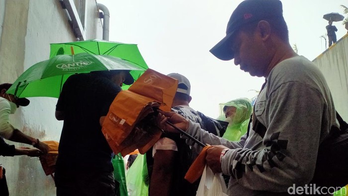 Penjual payung dadakan di Sirkuit Mandalika
