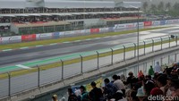 Penonton MotoGP di Mandalika tetap setia meski sekitar sirkuit diguyur hujan deras. Foto: Luthfi Anshori