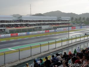 Penonton Rela Basah-basahan Demi Nonton MotoGP Mandalika