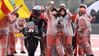 Aleix Espargaro dikerumuni marshall seusai melemparkan helmnya ke tribun penonton.