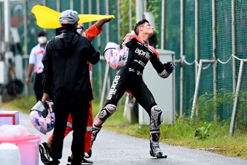 Pembalap Aprilia Racing Aleix Espargaro berlari menuju tribun penonton sambil mencopot tali helmnya seusai balapan MotoGP seri Pertamina Grand Prix of Indonesia di Pertamina Mandalika International Street Circuit, Lombok Tengah, NTB, Minggu (20/3/2022). Aleix Espargaro memenuhi janjinya untuk melemparkan helm kepada penonton usai berhasil meraih jumlah pengikut di Instagramnya sebanyak satu juta orang sebelum balapan MotoGP pada hari Minggu (23/3). ANTARA FOTO/Andika Wahyu/foc.