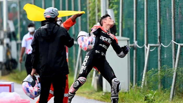 Pembalap Aprilia Racing Aleix Espargaro berlari menuju tribun penonton sambil mencopot tali helmnya seusai balapan MotoGP seri Pertamina Grand Prix of Indonesia di Pertamina Mandalika International Street Circuit, Lombok Tengah, NTB, Minggu (20/3/2022). Aleix Espargaro memenuhi janjinya untuk melemparkan helm kepada penonton usai berhasil meraih jumlah pengikut di Instagramnya sebanyak satu juta orang sebelum balapan MotoGP pada hari Minggu (23/3). ANTARA FOTO/Andika Wahyu/foc.