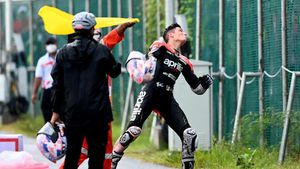 Penuhi Janji, Aleix Espargaro Lempar Helm ke Penonton