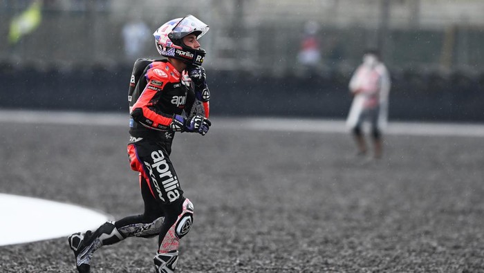 Pembalap Aprilia Racing Aleix Espargaro berlari menuju tribun penonton sambil mencopot tali helmnya seusai balapan MotoGP seri Pertamina Grand Prix of Indonesia di Pertamina Mandalika International Street Circuit, Lombok Tengah, NTB, Minggu (20/3/2022). Aleix Espargaro memenuhi janjinya untuk melemparkan helm kepada penonton usai berhasil meraih jumlah pengikut di Instagramnya sebanyak satu juta orang sebelum balapan MotoGP pada hari Minggu (23/3). ANTARA FOTO/Andika Wahyu/foc.