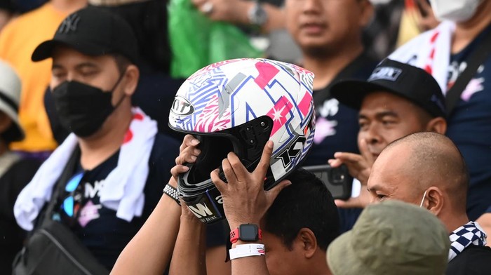 Penuhi Janji, Aleix Espargaro Lempar Helm ke Penonton Seorang penonton berhasil menangkap helm yang dilemparkan pembalap Aprilia Racing Aleix Espargaro seusai balapan MotoGP seri Pertamina Grand Prix of Indonesia di Pertamina Mandalika International Street Circuit, Lombok Tengah, NTB, Minggu (20/3/2022). Aleix Espargaro memenuhi janjinya untuk melemparkan helm kepada penonton usai berhasil meraih jumlah pengikut di Instagramnya sebanyak satu juta orang sebelum balapan MotoGP pada hari Minggu (23/3). ANTARA FOTO/Andika Wahyu/foc.
