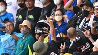 Seorang penonton berhasil menangkap helm yang dilemparkan pembalap Aprilia Racing Aleix Espargaro seusai balapan MotoGP.