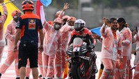 Aleix Espargaro bergegas menuju pitlane seusai melemparkan helmnya ke tribun penonton.