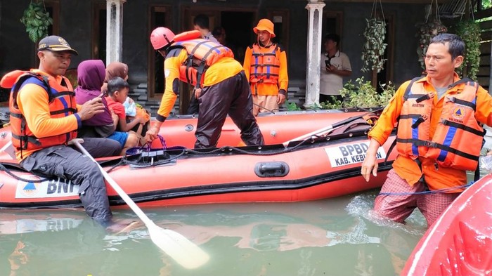Petugas mengevakuasi warga terdampak banjir di Kebumen, Minggu (20/3/2022).