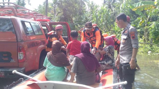Petugas mengevakuasi warga terdampak banjir di Kebumen, Minggu (20/3/2022).
