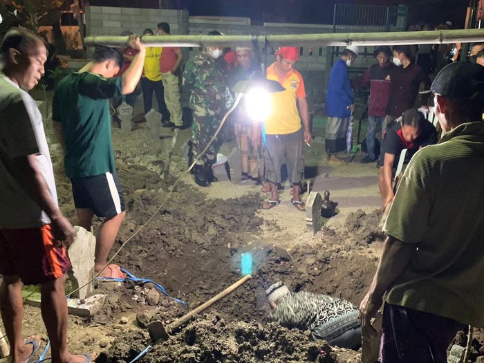 Polisi membongkar makam seorang bocah di Semarang, Sabtu (19/3/2022) malam.