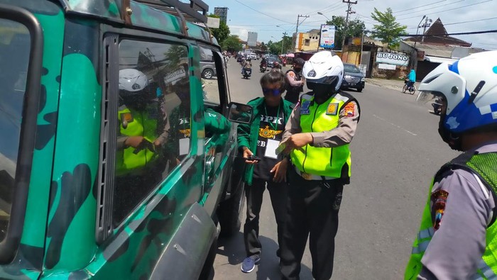 Polantas Polresta Solo memeriksa anggota ormas GPK yang melakukan konvoi, Minggu (20/3/2022).