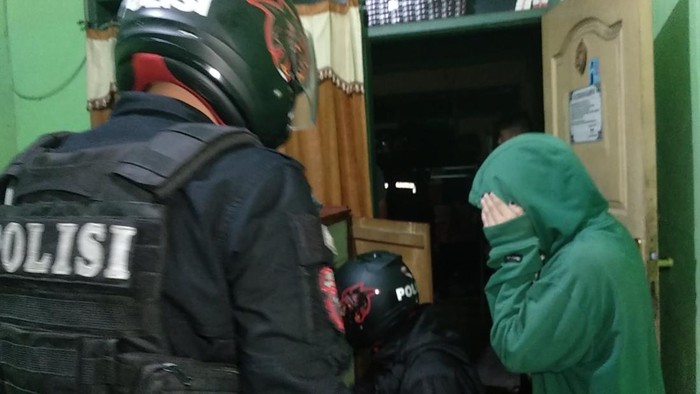 Polisi saat memeriksa penghuni rumah kost di Jalan HZ Mustofa Kota Tasikmalaya