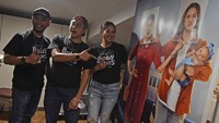 Film Baby Blues sendiri bercerita tentang sepasang suami istri muda, yaitu Dinda (Aurelie Moeremans) dan sang suami Dika (Vino G. Bastian). Penyesuaian-penyesuaian yang mereka lakukan sebagai orang tua baru kerap diwarnai dengan pertengkaran yang merenggangkan hubungan mereka. 