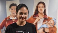Konflik yang terjadi semakin panas lantaran campur tangan sang mertua, Ibu Tari (Ratna Riantriarno) yang rewel. Tingkat stres Dinda melejit, dan akumulasi dari kejadian-kejadian tersebut membuat Dinda mengalami sindrom Baby Blues. Ketika pertengkaran sudah mencapai puncaknya, sebuah keajaiban terjadi dan mengakibatkan badan mereka tertukar. Mereka diharuskan untuk belajar saling memahami dan mengerti satu sama lain agar bisa kembali ke tubuhnya masing-masing. Dapatkah Dinda dan Dika mempertahankan rumah tangga mereka?  