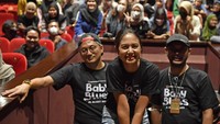 Aurelie Moeremans (kanan), Sutradara Andy Bachtiar Yusuf (tengah) dan Manager DLS Telkomsel Area Jawa Bali, Erfan Sucahyo saat menggelar Meet and Greet Film Baby Blues di Jawa Timur. MVP Pictures dan Telkomsel MAXstream menghadirkan Pertukaran Peran Suami-Istri di Baby Blues, untuk mendorong konten orisinal berkualitas bagi industri perfilman tanah air. ANTARA Foto/Zabur Karuru
