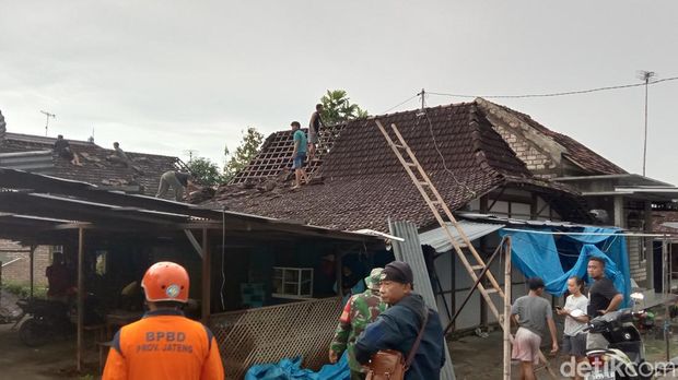 Atap rumah dan ruko di Pati terbang disapu puting beiung, Minggu (20/3/2022).