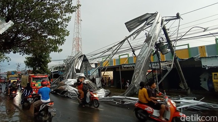 Atap rumah dan ruko di Pati terbang disapu puting beiung, Minggu (20/3/2022).