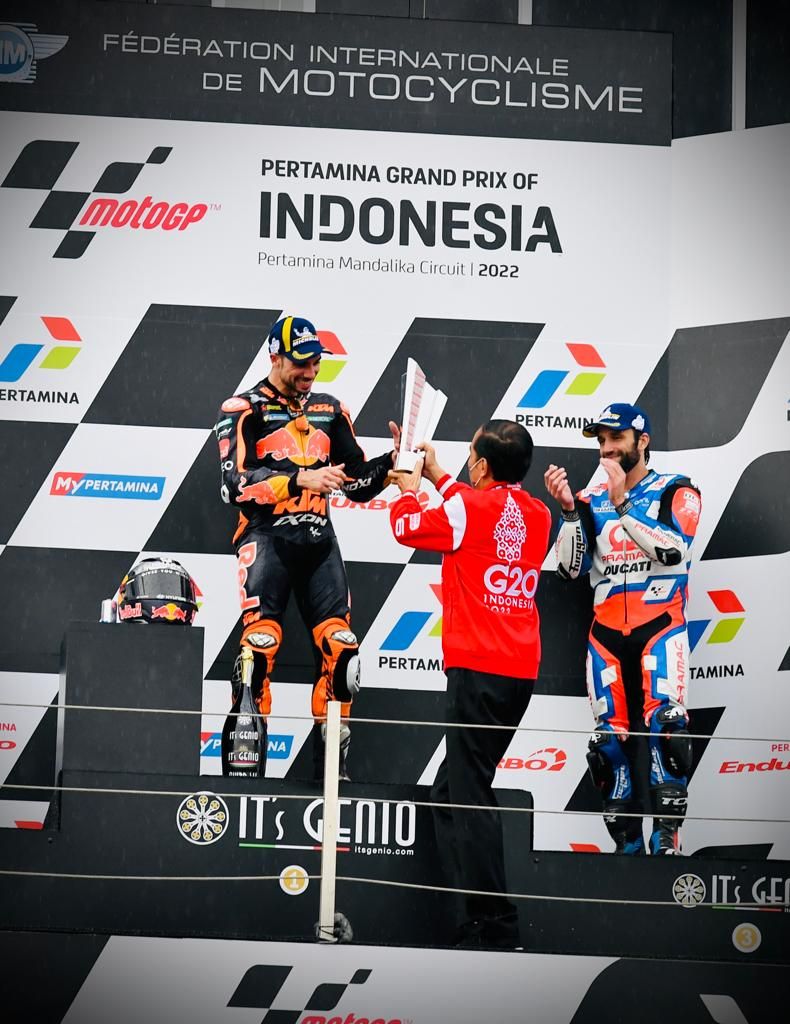 Presiden Joko Widodo (Jokowi) memberikan piala kepada pemenang MotoGP Indonesia 2022 yaitu Miguel Oliveira, kemudian Fabio Quartararo menempati urutan kedua dan Johann Zarco yang menempati urutan ketiga, Minggu 20 Maret 2022. (Foto: Laily Rachev - Biro Pers Sekretariat Presiden)