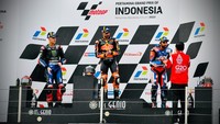 Jokowi awalnya menyerahkan trofi kepada Zarco, lalu kepada Quartararo. Para pebalap yang ada di podium pun bertepuk tangan saat rival mereka menerima piala. (Foto: Laily Rachev-Biro Pers Sekretariat Presiden).