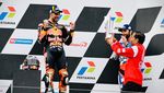Potret Jokowi Serahkan Trofi Juara di Podium MotoGP Mandalika