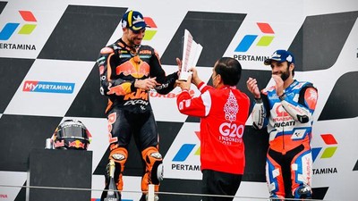 Potret Jokowi Serahkan Trofi Juara di Podium MotoGP Mandalika