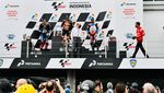 Potret Jokowi Serahkan Trofi Juara di Podium MotoGP Mandalika