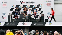 Presiden Jokowi pun naik ke podium di Sirkuit Mandalika. Jokowi menyerahkan trofi ke Miguel Oliveira selaku pemenang MotoGP Mandalika 2022. (Foto: Laily Rachev-Biro Pers Sekretariat Presiden).