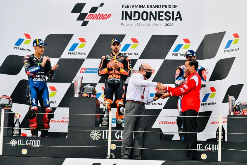 Presiden Jokowi memberikan piala kepada pemenang MotoGP Indonesia 2022 yaitu Miguel Oliveira, kemudian Fabio Quartararo menempati urutan kedua dan Johann Zarco yang menempati urutan ketiga, Minggu 20 Maret 2022.