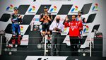 Potret Jokowi Serahkan Trofi Juara di Podium MotoGP Mandalika