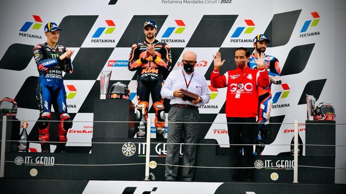 Presiden Jokowi memberikan piala kepada pemenang MotoGP Indonesia 2022 yaitu Miguel Oliveira, kemudian Fabio Quartararo menempati urutan kedua dan Johann Zarco yang menempati urutan ketiga, Minggu 20 Maret 2022.