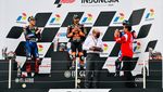 Potret Jokowi Serahkan Trofi Juara di Podium MotoGP Mandalika