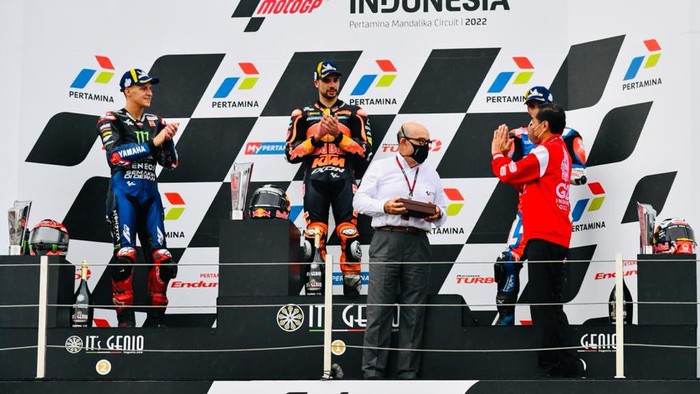 Presiden Jokowi menyerahkan trofi kepada pemenang MotoGP Mandalika 2022 Presiden Jokowi memberikan piala kepada pemenang MotoGP Indonesia 2022 yaitu Miguel Oliveira, kemudian Fabio Quartararo menempati urutan kedua dan Johann Zarco yang menempati urutan ketiga, Minggu 20 Maret 2022.