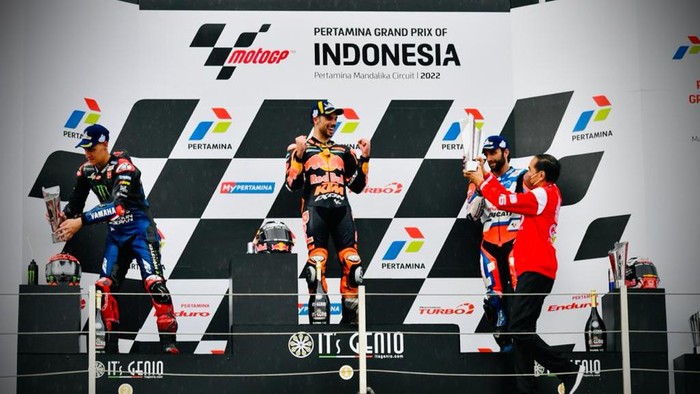 Presiden Jokowi menyerahkan trofi kepada pemenang MotoGP Mandalika 2022 Presiden Jokowi memberikan piala kepada pemenang MotoGP Indonesia 2022 yaitu Miguel Oliveira, kemudian Fabio Quartararo menempati urutan kedua dan Johann Zarco yang menempati urutan ketiga, Minggu 20 Maret 2022.