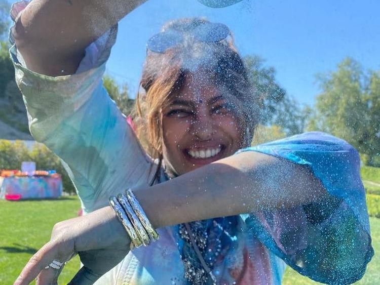 Priyanka Chopra-Nick Jonas Pamer Kemesraan saat Rayakan Holi