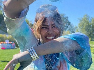 Curhat Ibu Priyanka Chopra Belum Pernah Bertemu Cucu, Jadi Cuek Pada Anak
