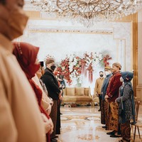 Dalam malam midodareni, ayan Putri Tanjung, Chairul Tanjung menyampaikan sederet pesan untuk calon menantunya, Guinandra Jatikusumo. Samuel Rustandi/Morden.co