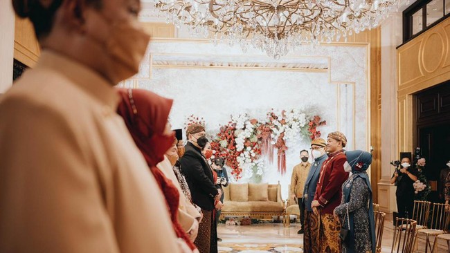 Dalam malam midodareni, ayan Putri Tanjung, Chairul Tanjung menyampaikan sederet pesan untuk calon menantunya, Guinandra Jatikusumo. Samuel Rustandi/Morden.co