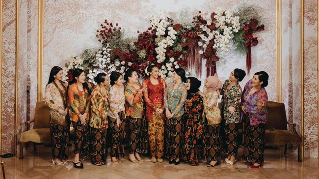 Catur weda adalah tradisi dalam pernikahan Jawa yang berupa empat wejangan atau nasihat untuk mengarungi bahtera rumah tangga calon pengantin nantinya. Wejangan atau nasihat ini disampaikan oleh ayah atau ibu dari pengantin wanita kepada calon pengantin pria. Samuel Rustandi/Morden.co