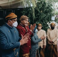 Acara midodareni jelang pernikahan Putri Tanjung dan Guinandra Jatikusumo digelar di kediaman keluarga Chairul Tanjung di Menteng, Jakarta Pusat, Sabtu (19/3/2022) malam. Pada acara tersebut Putri tidak boleh bertemu dengan Guinandra. Samuel Rustandi/Morden.co