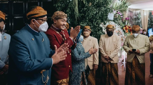 Acara midodareni jelang pernikahan Putri Tanjung dan Guinandra Jatikusumo digelar di kediaman keluarga Chairul Tanjung di Menteng, Jakarta Pusat, Sabtu (19/3/2022) malam. Pada acara tersebut Putri tidak boleh bertemu dengan Guinandra. Samuel Rustandi/Morden.co