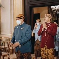 Midodareni sendiri seperti disampaikan perwakilan keluarga Guinandra merupakan budaya Jawa. Midodareni berasal dari kata widodari atau bidadari. Pada malam midodareni dipercaya bidadari turun dari khayangan untuk menyampaikan pesan dan mempercantik calon pengantin wanita. Samuel Rustandi/Morden.co