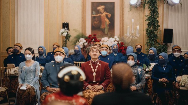 Pada malam midodareni ini, Guinandra Jatikusumo kembali menyampaikan kesungguhannya untuk mempersunting Putri Tanjung. Dan Putri pun mendapat pertanyaan dari ayahnya Chairul Tanjung apakah dia sudah benar-benar yakin untuk menikah dengan Guinandra. Samuel Rustandi/Morden.co