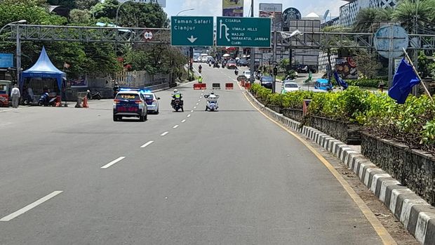 Polisi menerapkan sistem satu arah atau one way dari Puncak ke Jakarta, Minggu (20/3/2022).