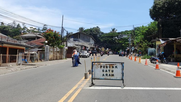 Polisi menerapkan sistem satu arah atau one way dari Puncak ke Jakarta, Minggu (20/3/2022).