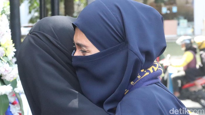 Rasa haru tergambar dari wajah para jemaah umrah saat diantarkan anggota keluarganya menuju kantor travel pemberangkatan.