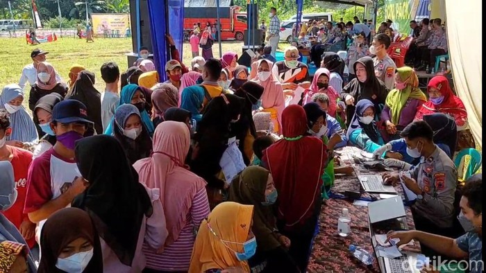 Ratusan warga Kecamatan Kaliwungu Selatan, Kendal, Jateng, menyerbu bazar murah di lapangan setempat, Minggu (20/3/2022).