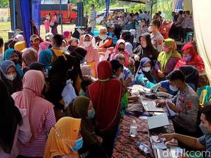 Warga Kendal Serbu Bazar Murah, Orang Tua-Anak Mengantre