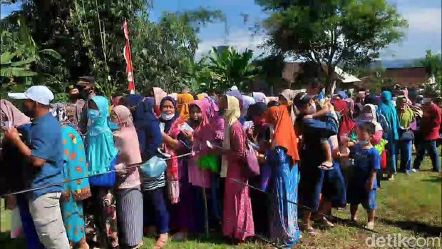 Ratusan warga Kecamatan Kaliwungu Selatan, Kendal, Jateng, menyerbu bazar murah di lapangan setempat, Minggu (20/3/2022).